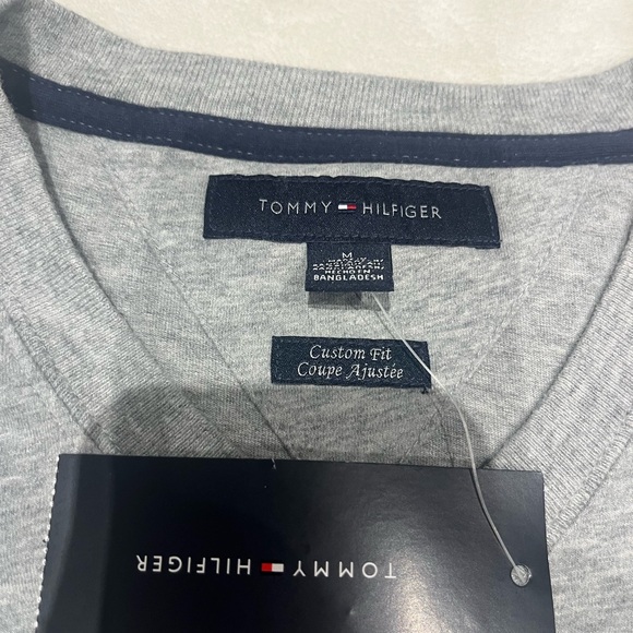 New Tommy Hilfiger grey t-shirt - Picture 2 of 2